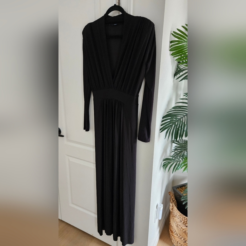 Elegant Black Evening Gown - Picture 7 of 8